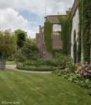 Zijmuur voorgevel met tuin.
<br/>
Corrie Groen- Pickhard, 2017-07-27